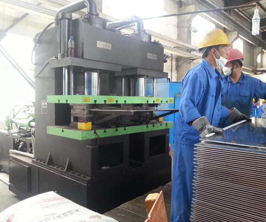 大型鋁板包邊專用機(jī)